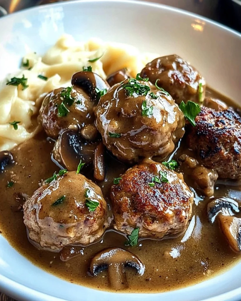 Boulettes de Viande de Boeuf dans une Sauce Crémeuse aux Champignons