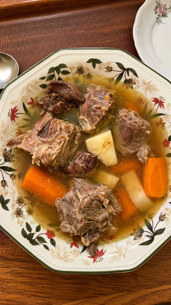 Hagyományos házi húsleves főtt hússal és zöldségekkel