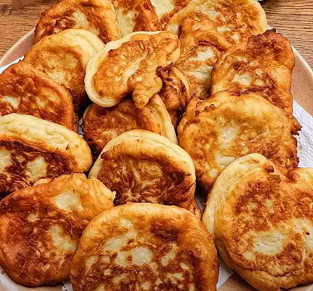 Puha, házi lángos fokhagymás tejföllel – Egyszerű és nagyon finom!